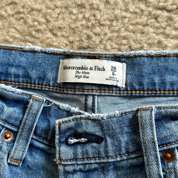 Abercrombie Jeans • Light Wash • Mom High Rise • Size 28 (6) - Picture 6 of 6